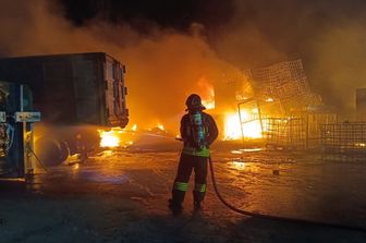 I VVFF impegnati a domare le fiamme nello stabilimento dell'indotto Stellantis di Cassino