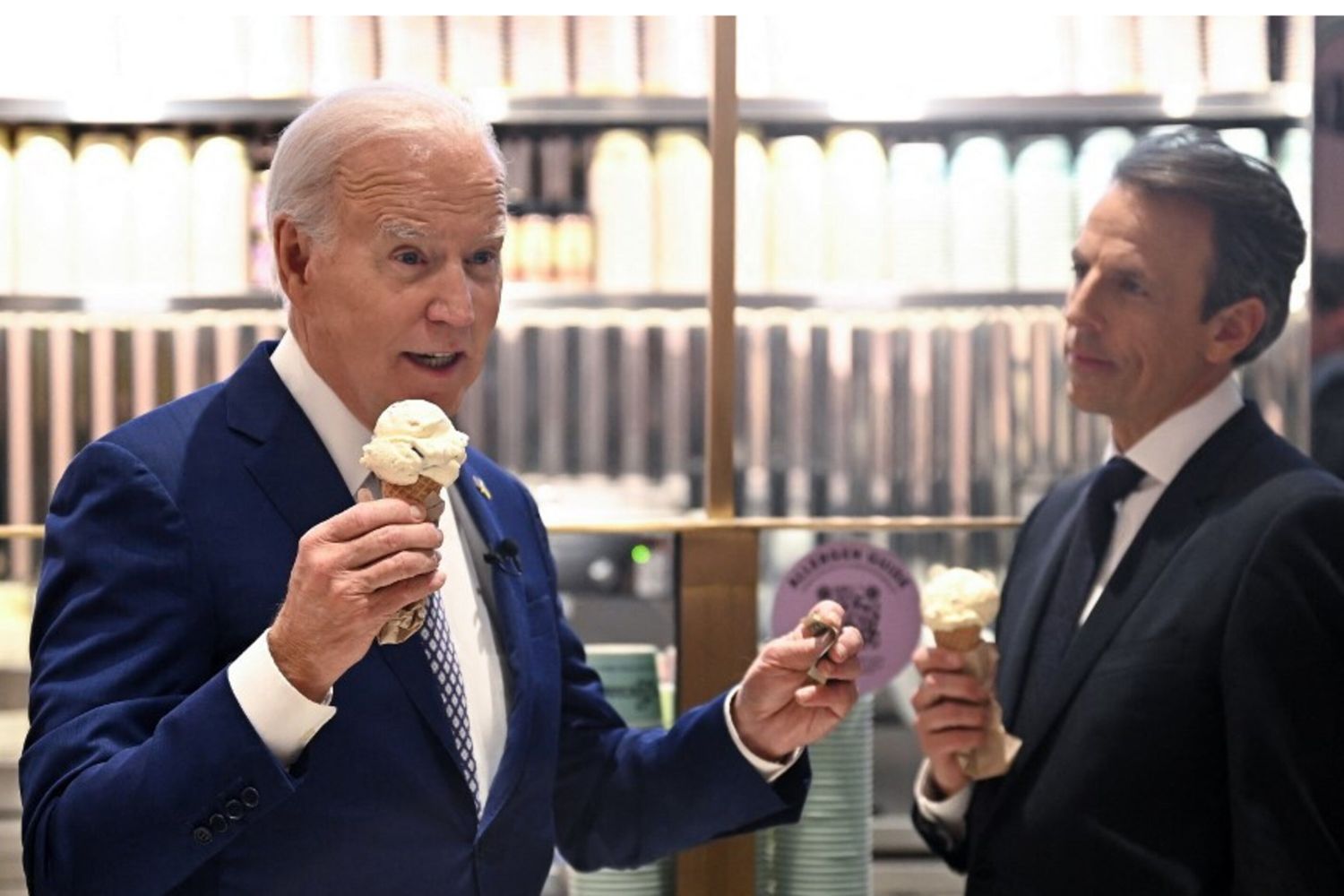Joe Biden e il conduttore Seth Meyers si godono un gelato al Van Leeuwen Ice Cream dopo aver registrato un episodio di "Late Night with Seth Meyers" a New York City il 26 febbraio 2024