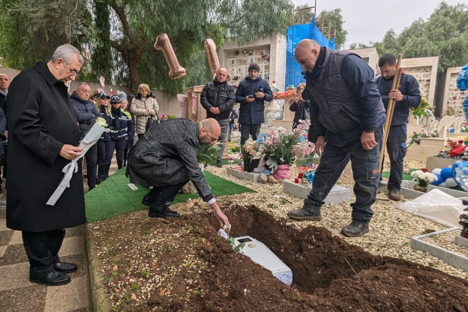 L'ultimo saluto al neonato morto. Il vescovo, "perdonaci piccolo angelo"