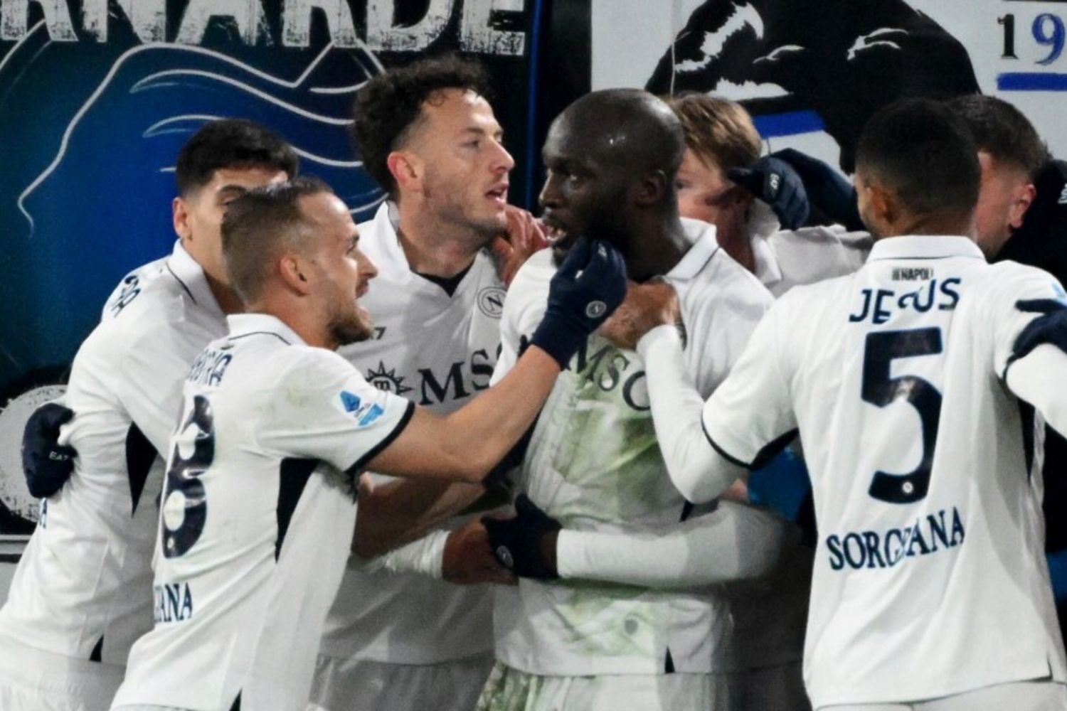 Esultanza del Napoli dopo il gol di Lukaku