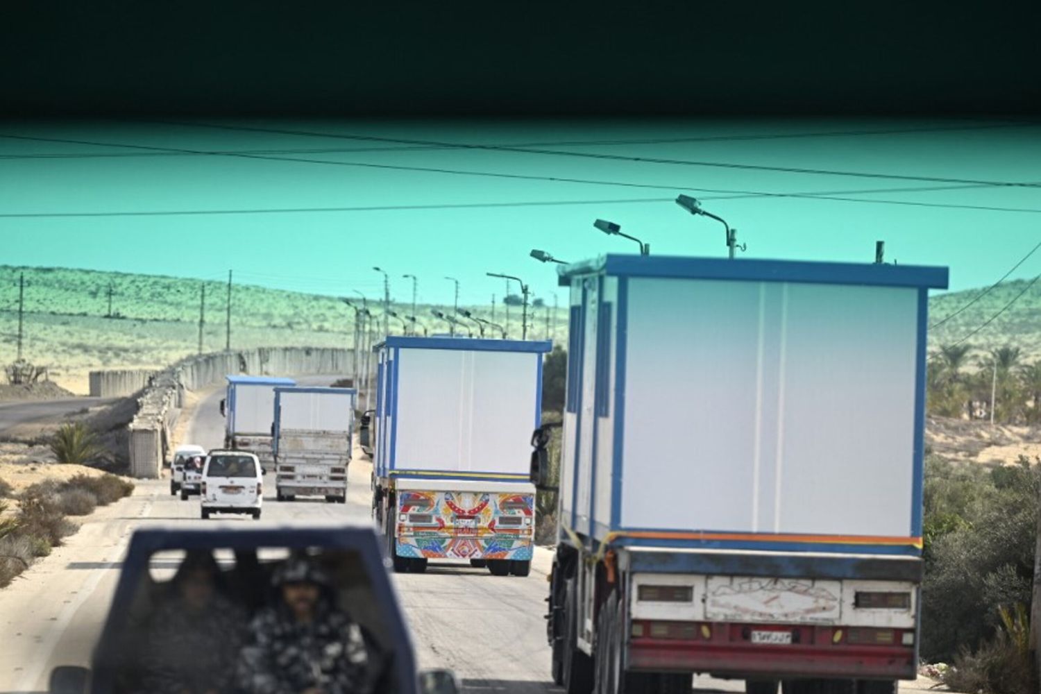 I camion degli aiuti entrano nella Striscia di Gaza