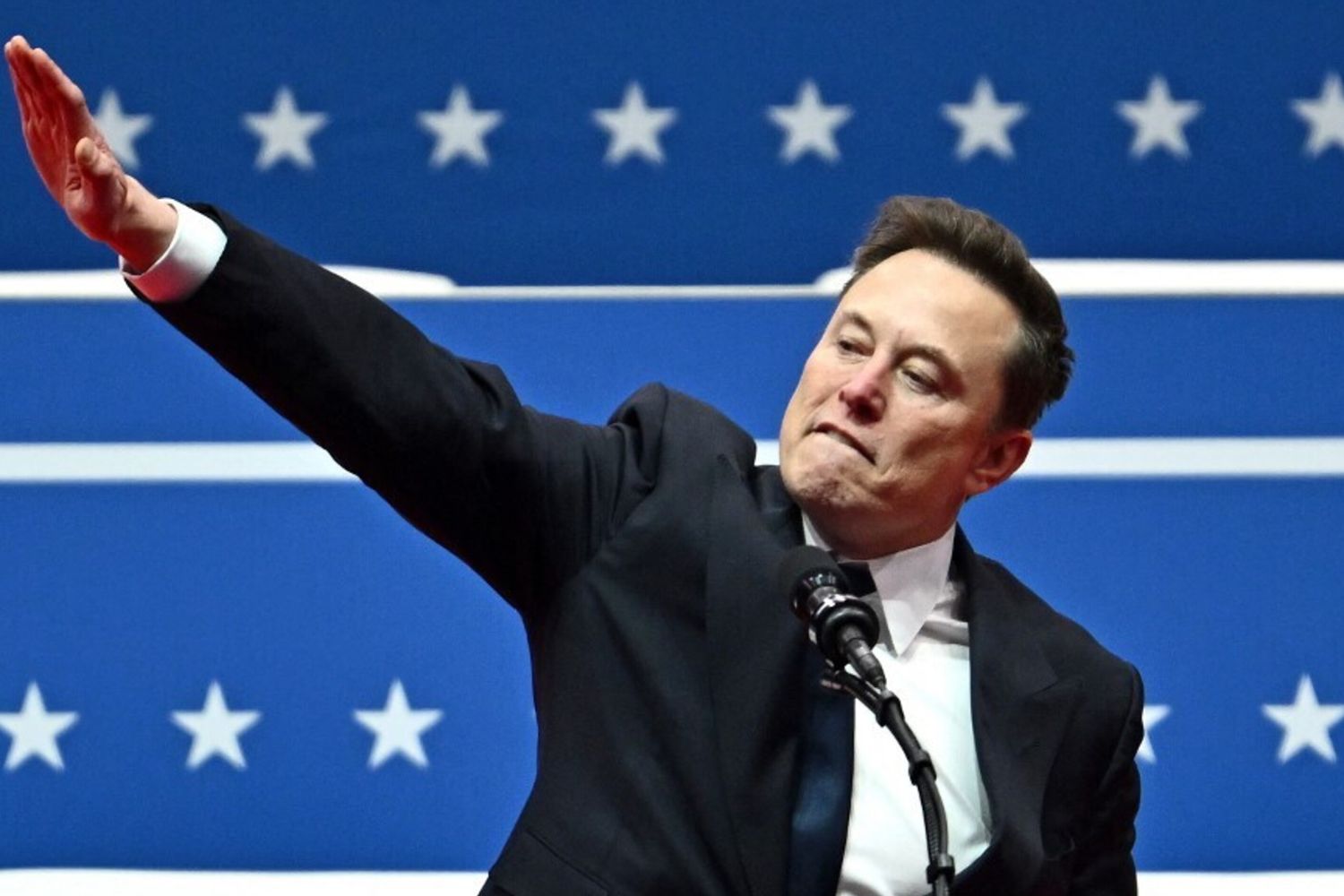 Elon Musk fa il saluto romano durante il discorso di ringraziamento per il sostegno a Trump