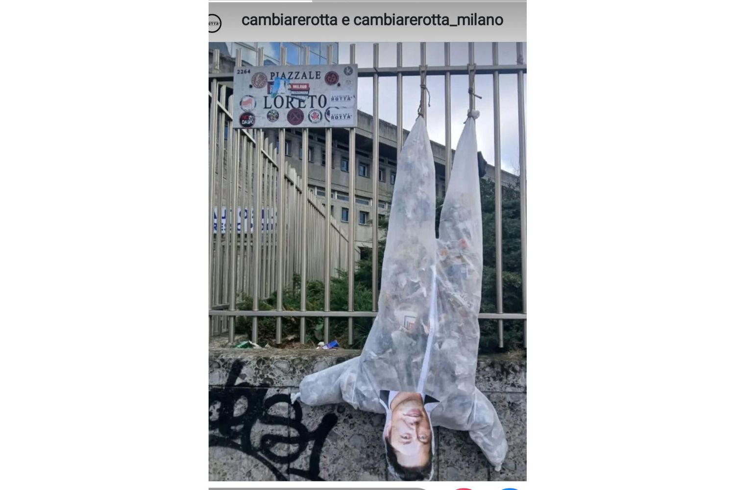 Fantoccio di Musk a testa in giù a piazzale Loreto