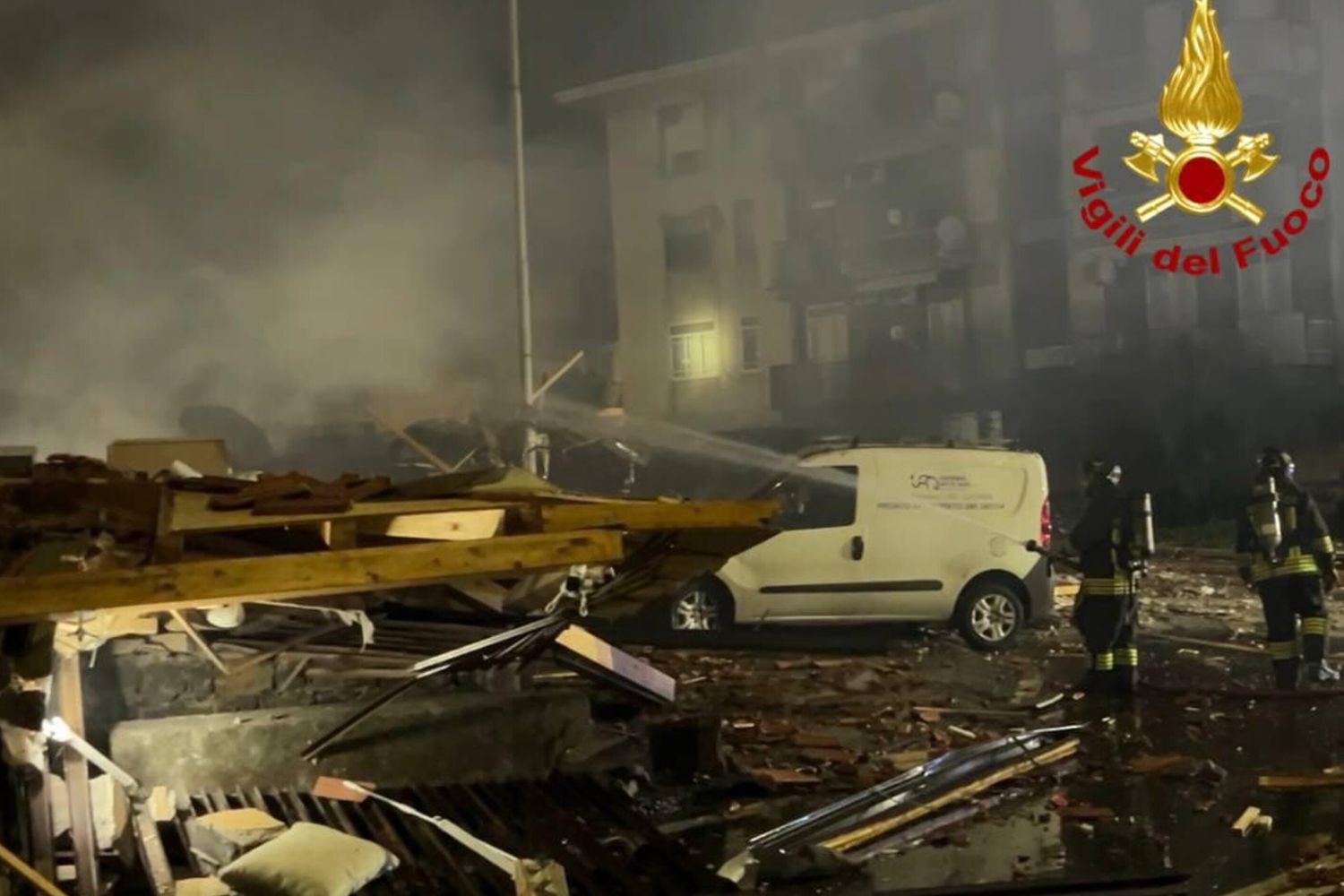 Esplosione per una fuga di gas, crolla una palazzina di tre piani a Catania. Sette feriti, uno è grave