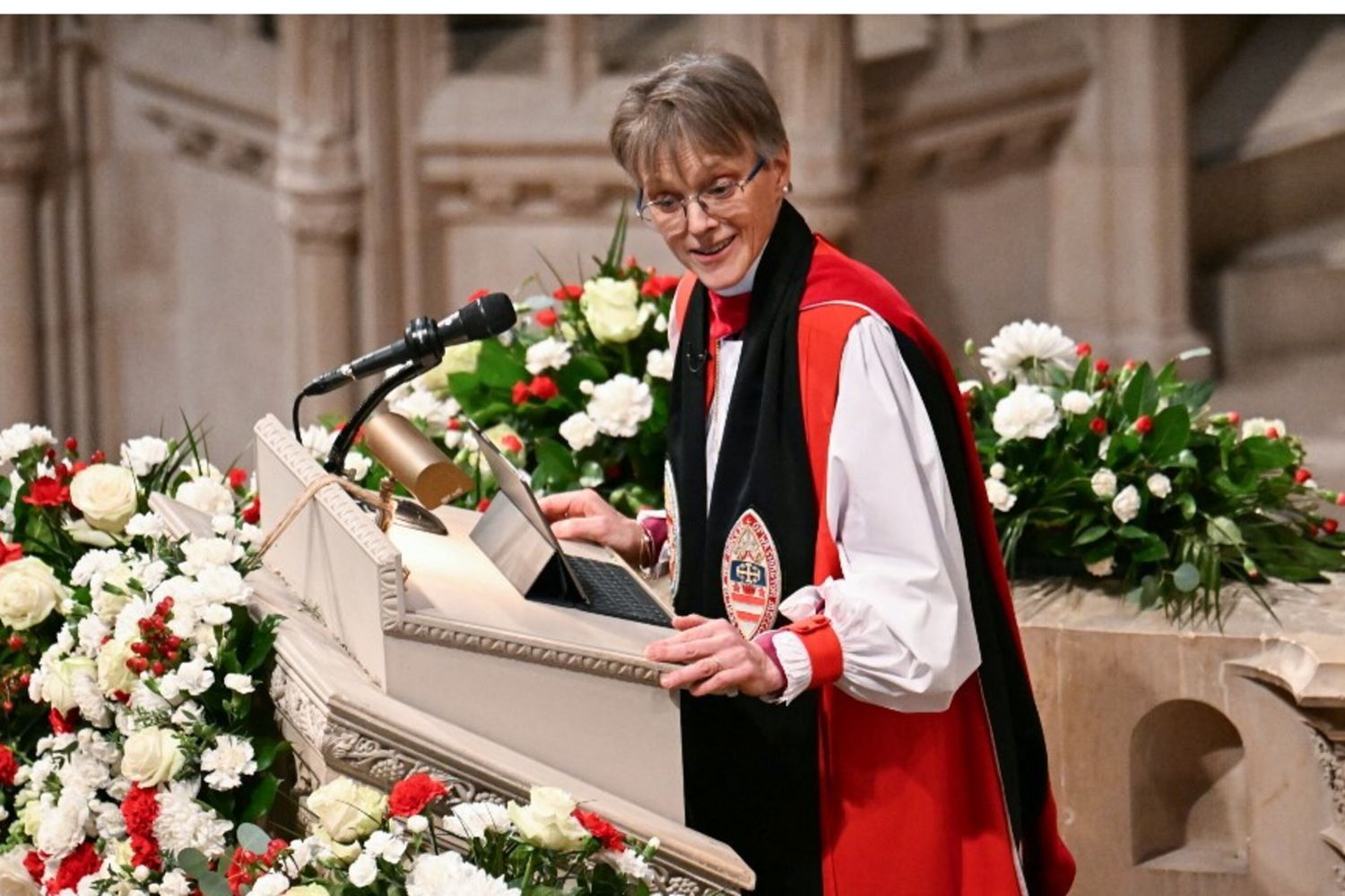 Trump va a messa e la reverenda Budde lo critica. La replica: "Tono sgradevole, chieda scusa"