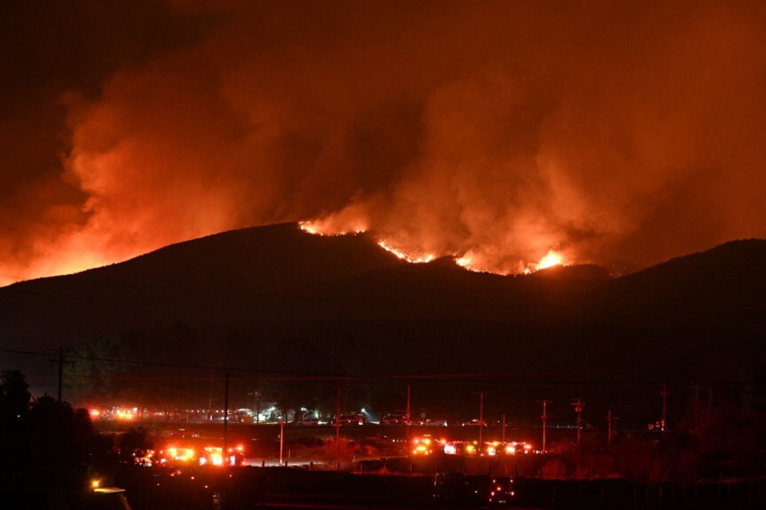 Los Angeles, le fiamme divorano le colline intorno a Santa Clarita