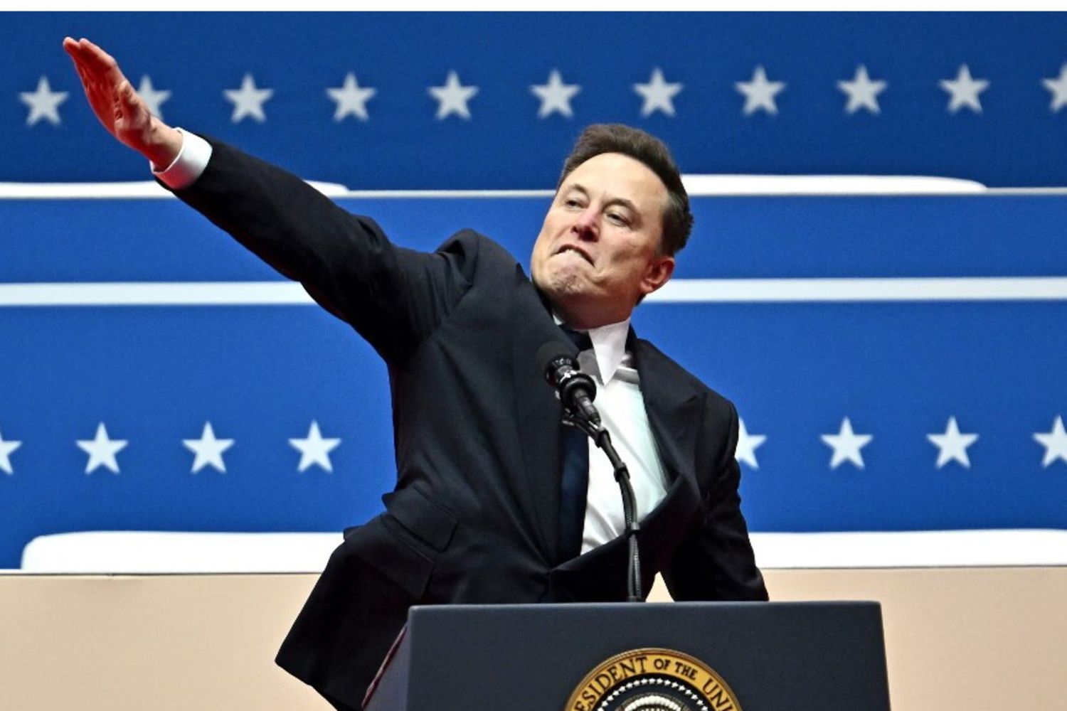 "Heil Tesla", il saluto romano di Musk appare sulla sua fabbrica