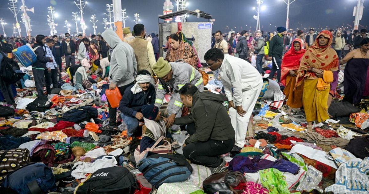Kumbh Melaの無限の群衆の間のボール、数人の犠牲者