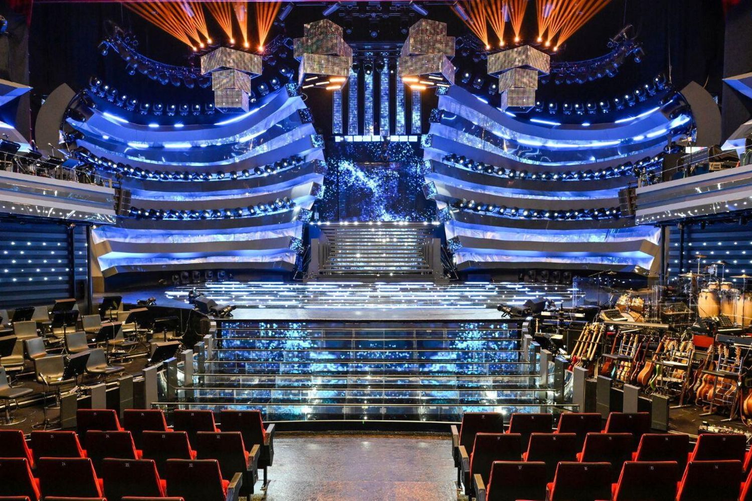 La semplicità complessa del palcoscenico di Sanremo