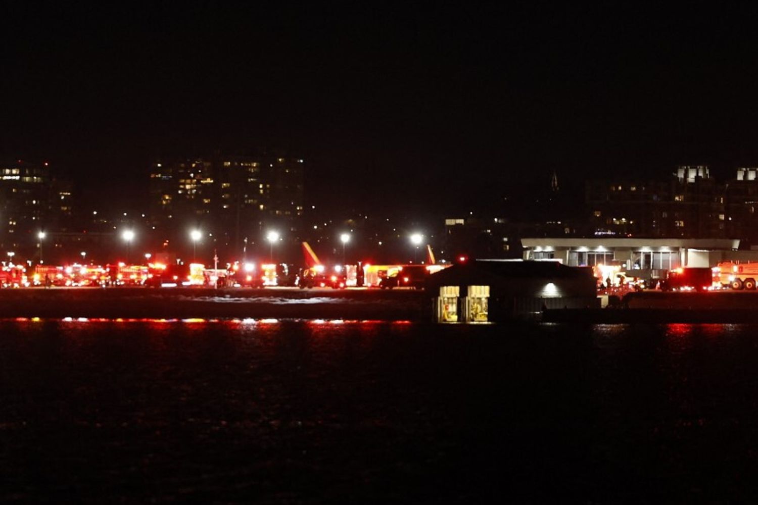 Washington, scontro tra un aereo di linea con 64 persone a bordo e un elicottero militare. Recuperati 18 corpi dal fiume