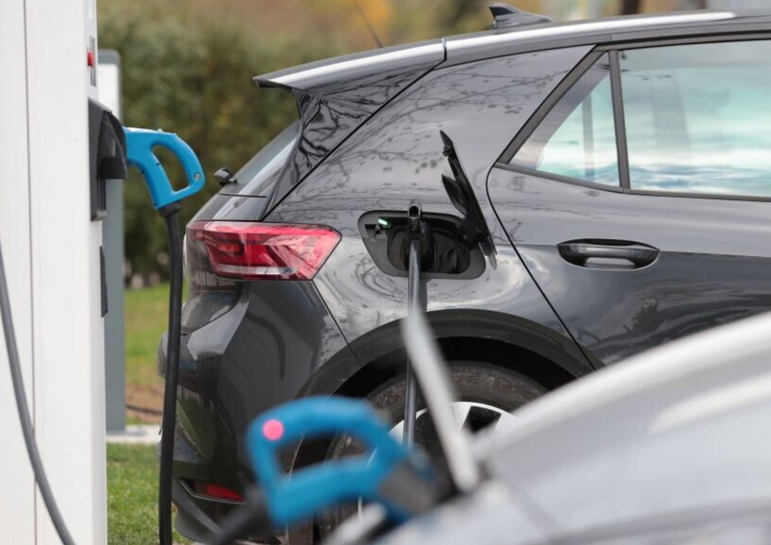 Le auto elettriche piacciono ma sono troppo care per l'87% degli italiani