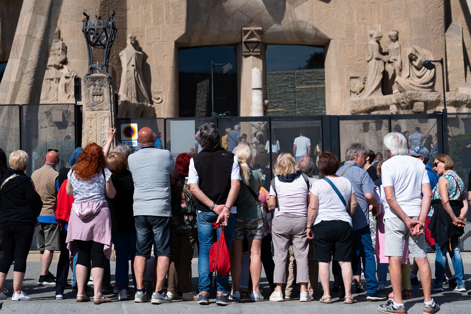 Turisti davanti alla Segrada Fam&igrave;lia di Barcellona&nbsp;