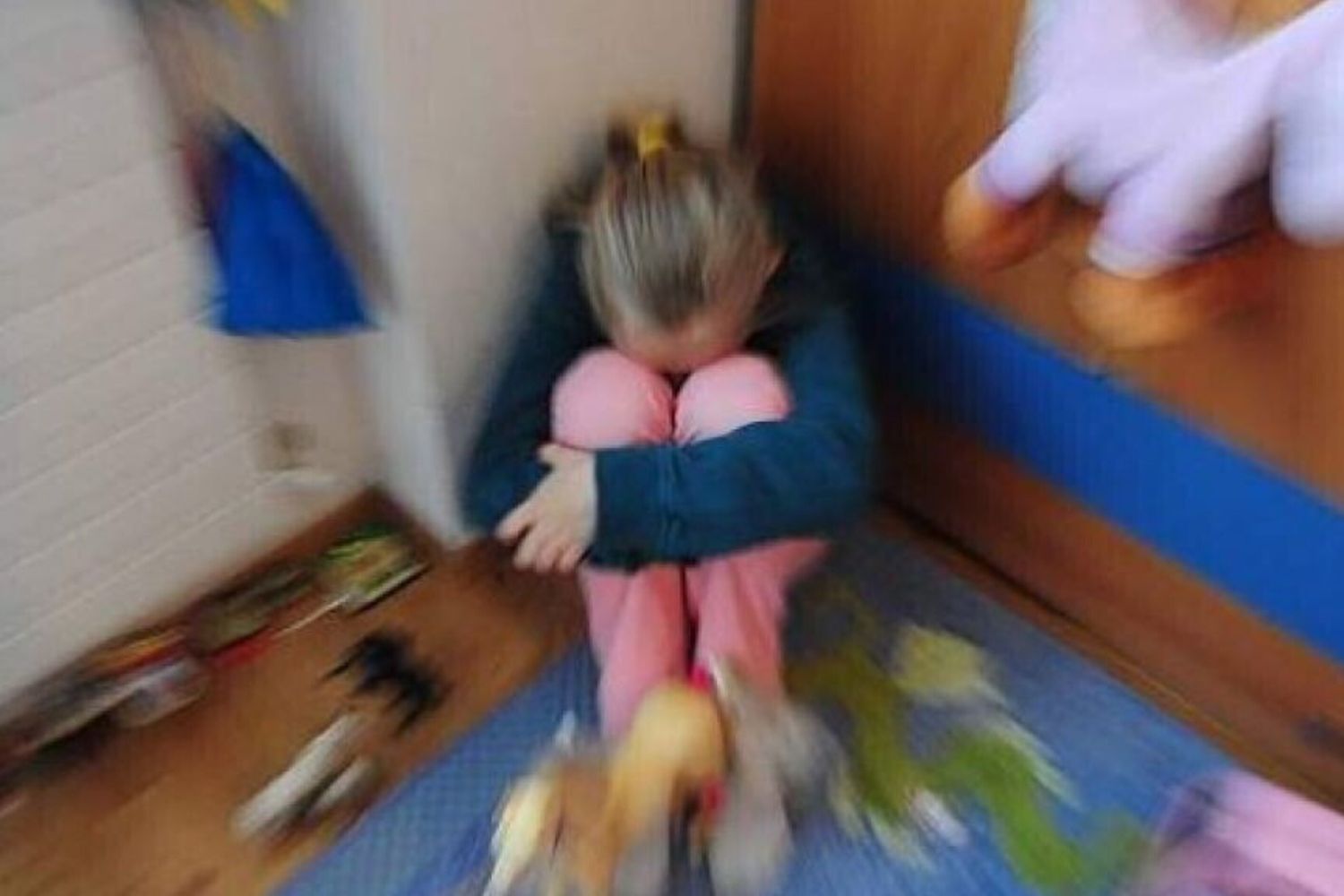 Fratellini picchiati, divieto di avvicinamento per la mamma e la nonna