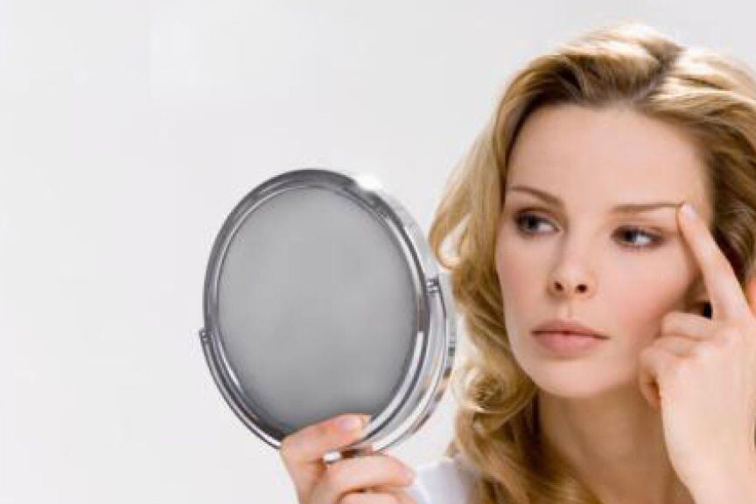 Posta sui social la foto di un lifting, chirurgo estetico nei guai