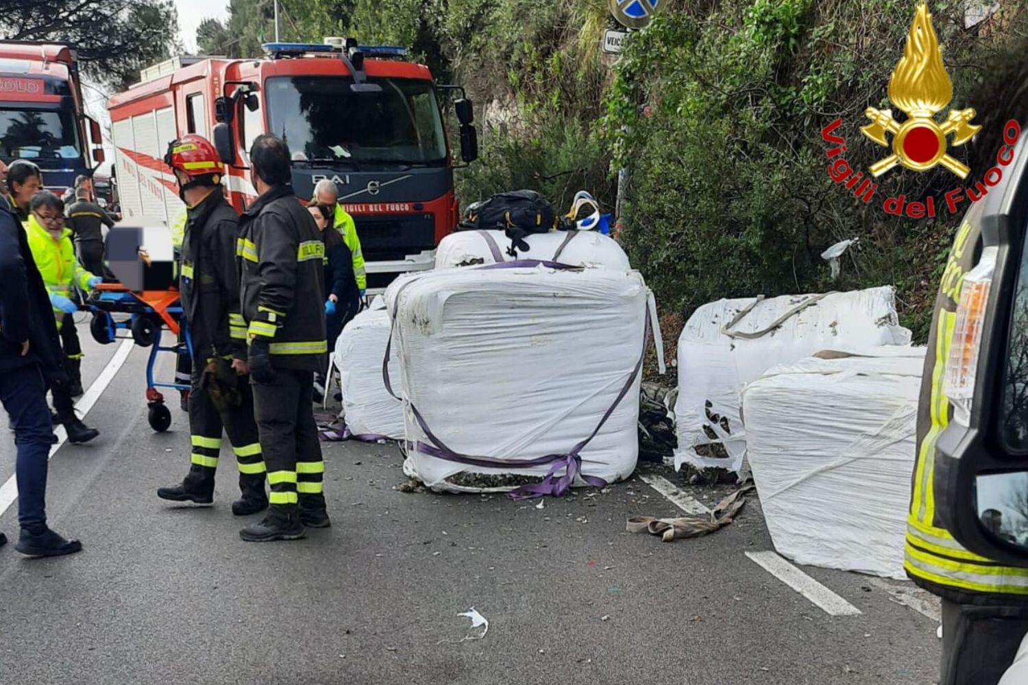 Tir perde ecoballe, cicilisti travolti. Un morto e un ferito grave