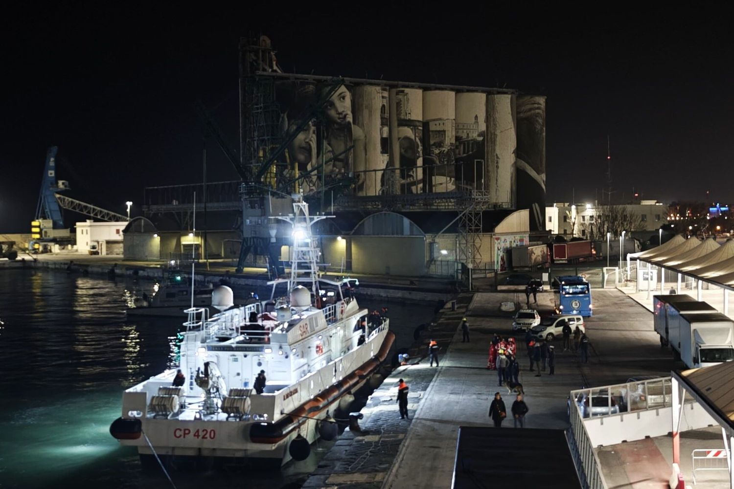 Arrivo della motovedetta De Grazia che riporta indietro i 43 migranti presenti in Albania