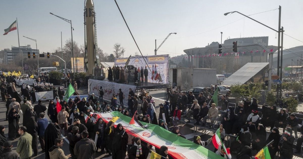 L'Iran presenta un nuovo missile a lunga gittata. Può colpire a 1700 ...