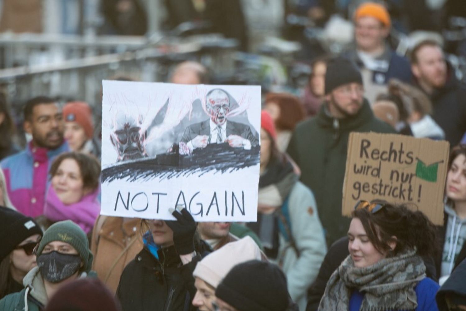 Le proteste contro l'alleanza Cdu- AfD