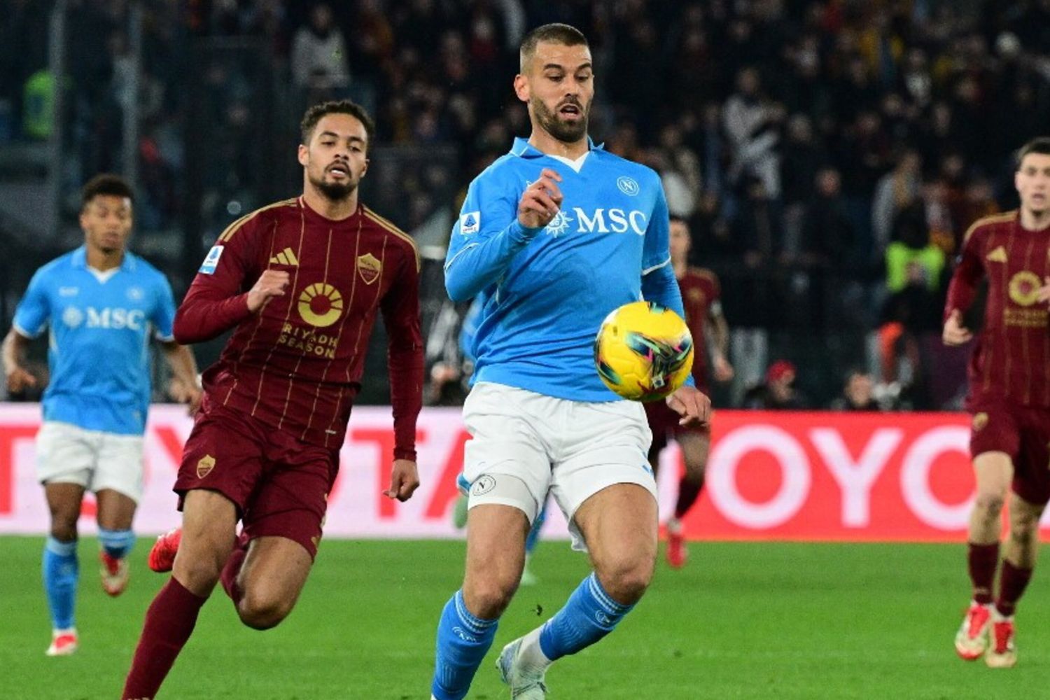 Il gol dell'ex Spinazzola non basta, ci pensa Angelino al '92: la Roma blocca il Napoli sull'1-1