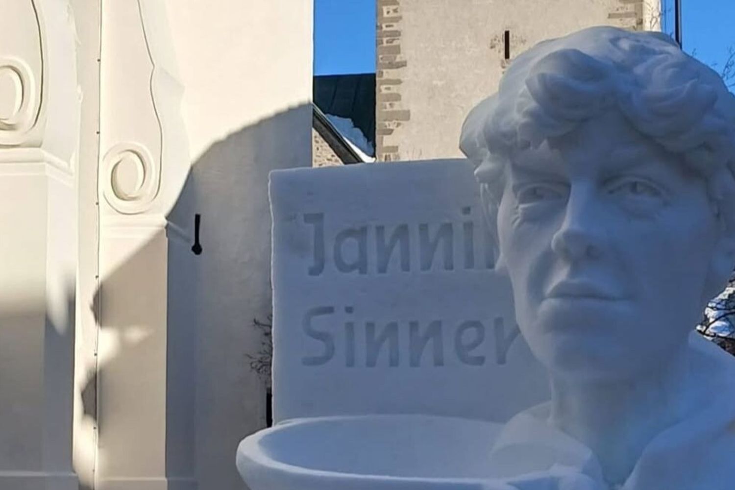 La statua di ghiaccio dedicata a Sinner