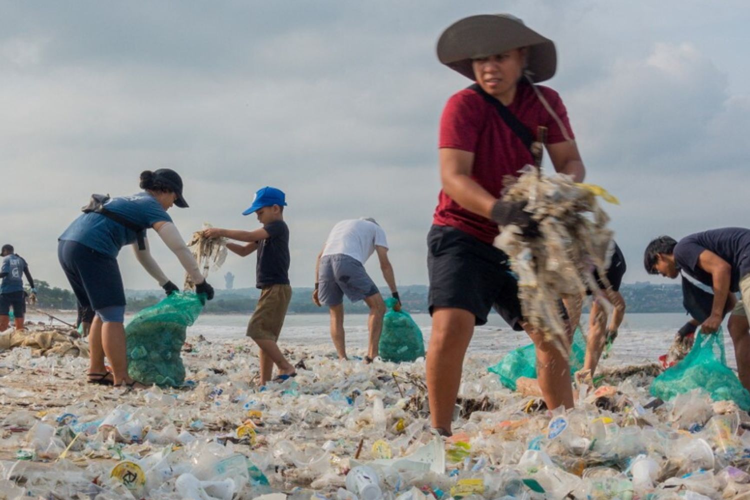 Spiaggia piena di residui di plastica