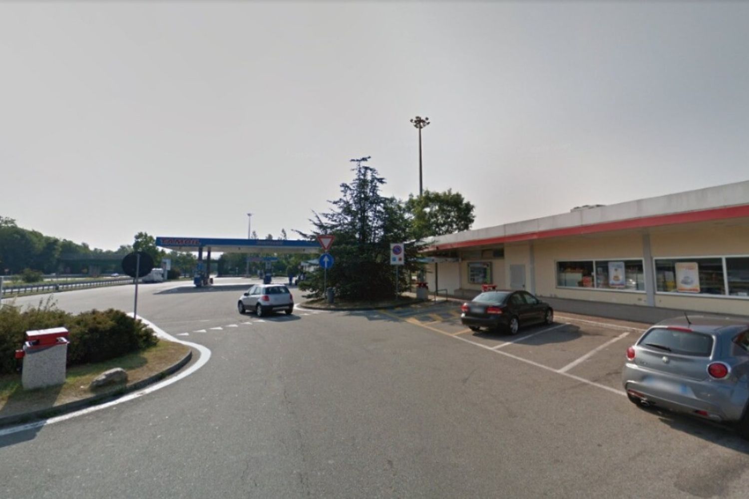 Poliziotti feriti a martellate. Un agente spara all'aggressore