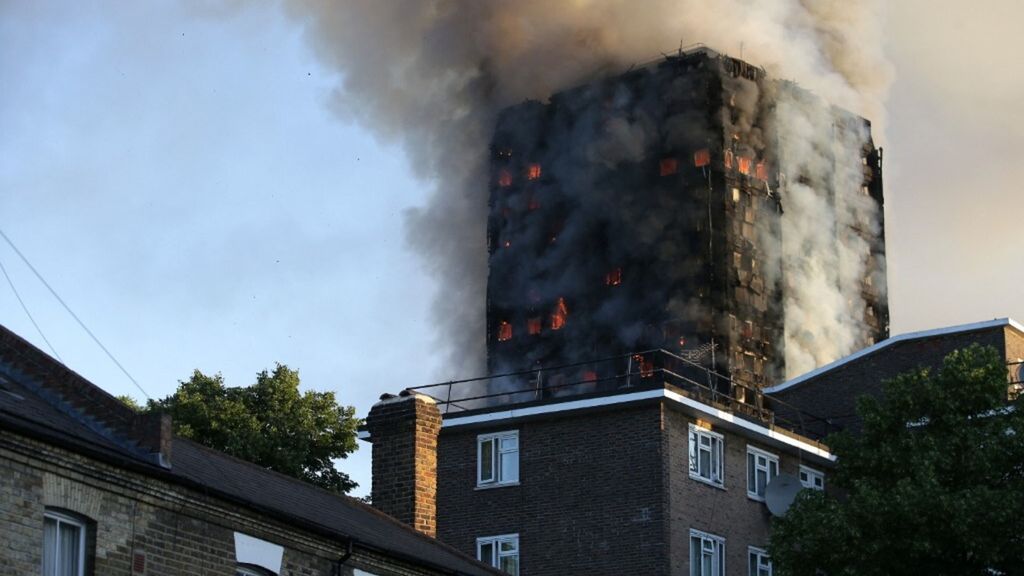 La Grenfell Tower sarà demolita. I parenti delle vittime contro il governo