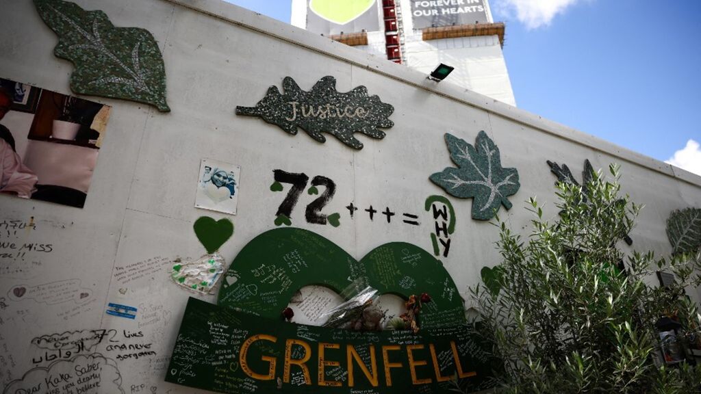 La Grenfell Tower sarà demolita. I parenti delle vittime contro il governo