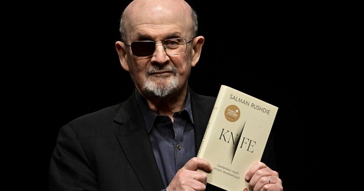 作家の殺人未遂の裁判であるサルマン・ラシュディが進行中です