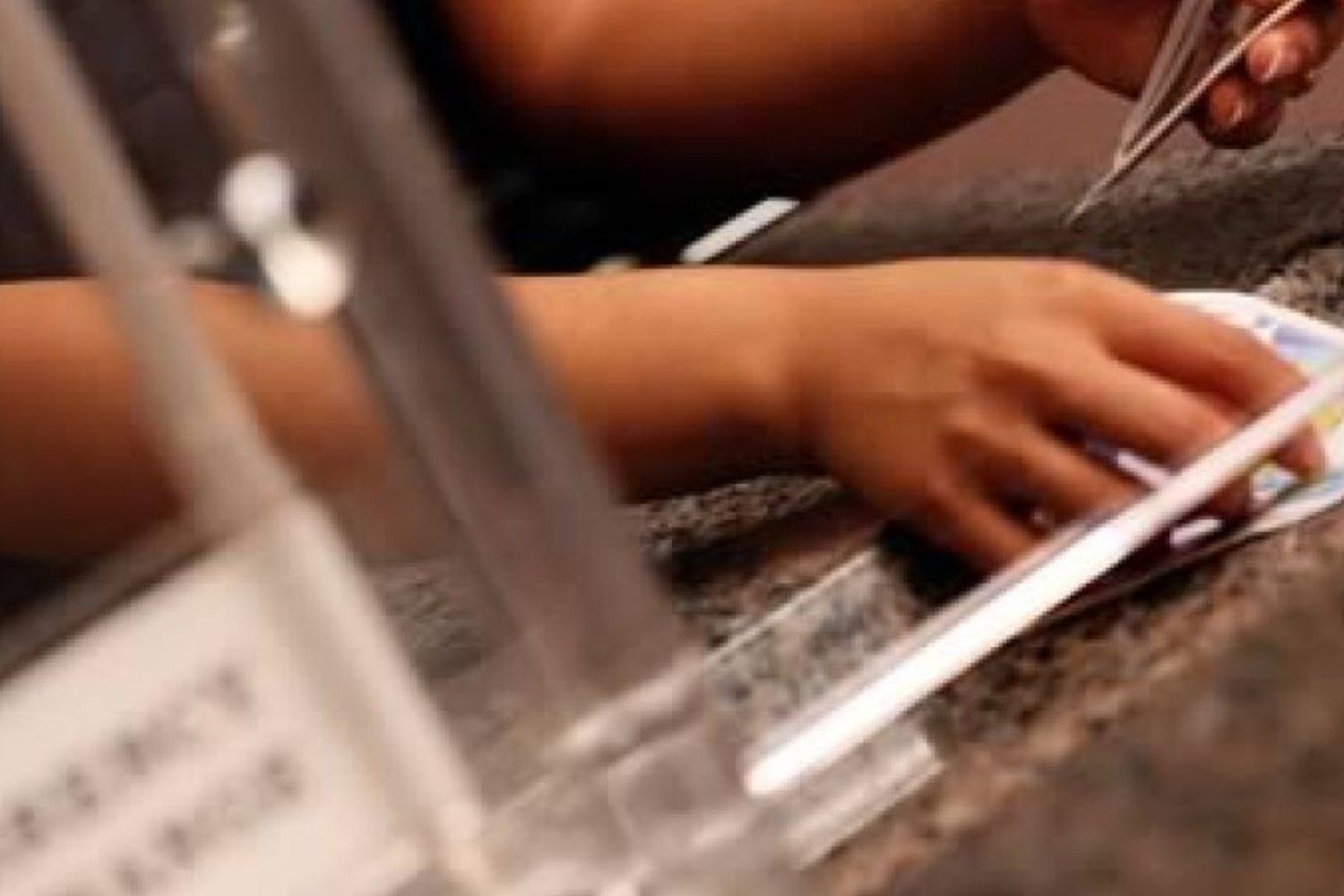 Chiusi nel 2024 altri 508 sportelli bancari. Centinaia i comuni senza più filiali sul territorio