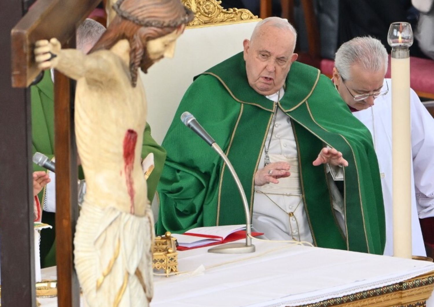 papa legge parte dell&#39;omelia ho difficolta nel respiro
