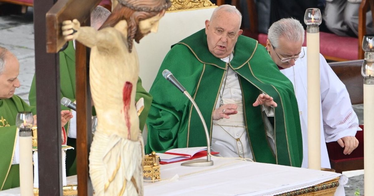 Papa Francesco interrompe l