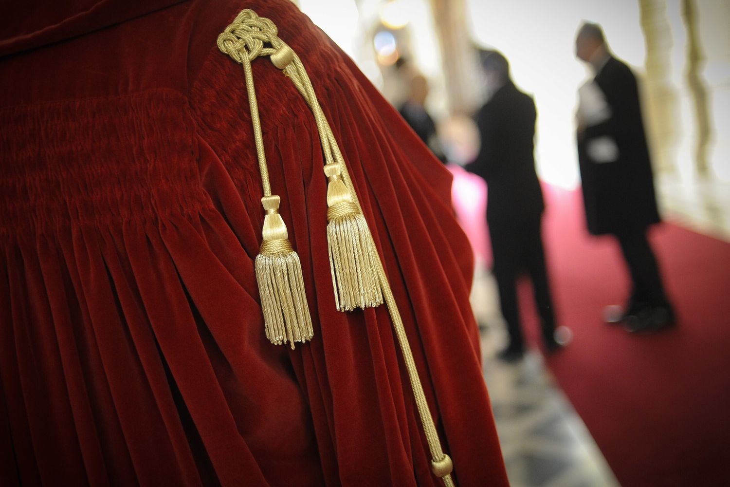 I magistrati, "coccarda tricolore in udienza fino allo sciopero del 27". Gasparri, "esordio pessimo di questo Parodi"