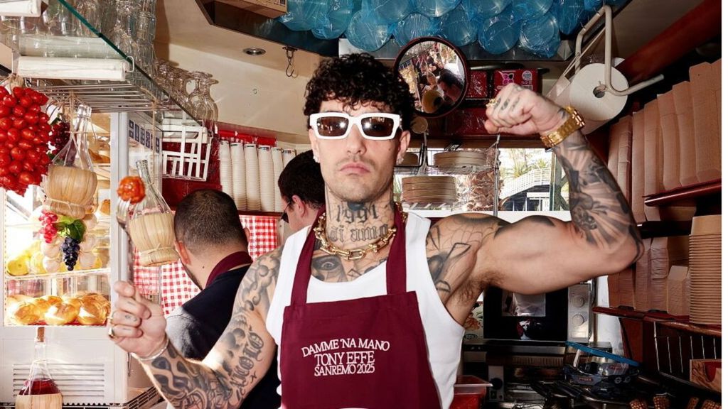 Musica e maritozzi con la panna. Tony Effe inaugura un chiosco con prodotti romani