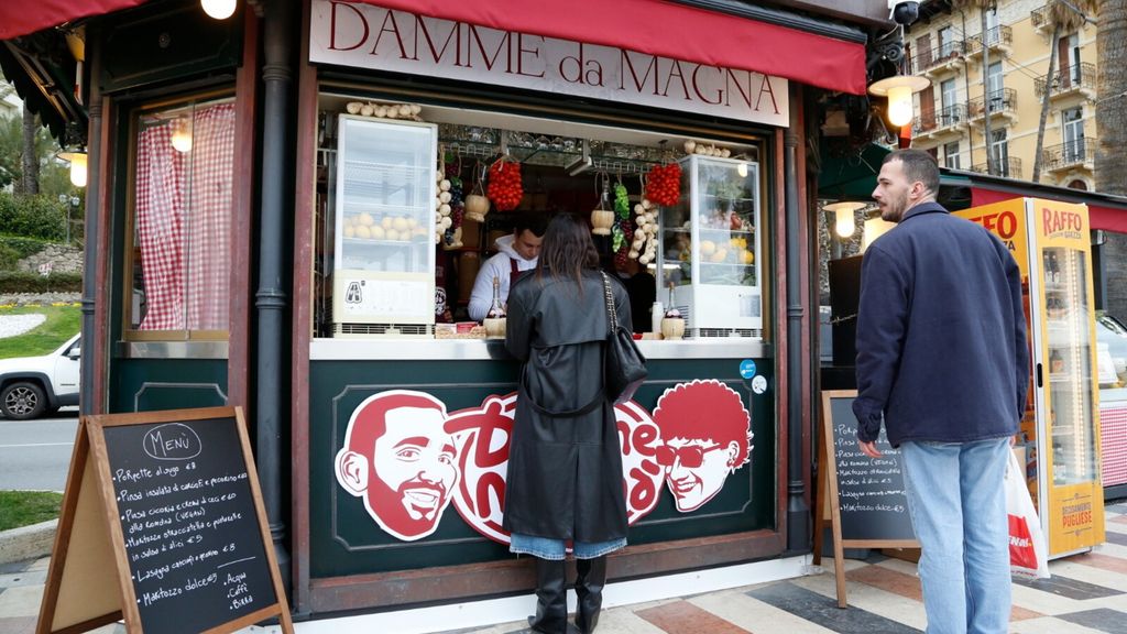 Musica e maritozzi con la panna. Tony Effe inaugura un chiosco con prodotti romani