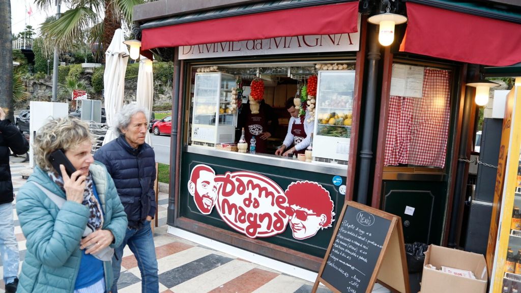 Musica e maritozzi con la panna. Tony Effe inaugura un chiosco con prodotti romani