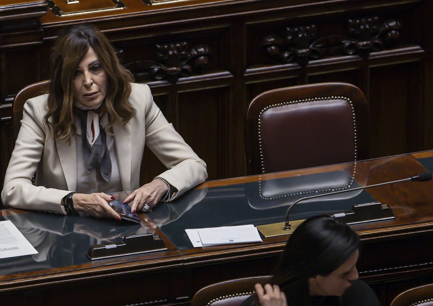 Caso Santanchè: 'fari' delle opposizioni sulla premier, "ma lei è ricattata?"
