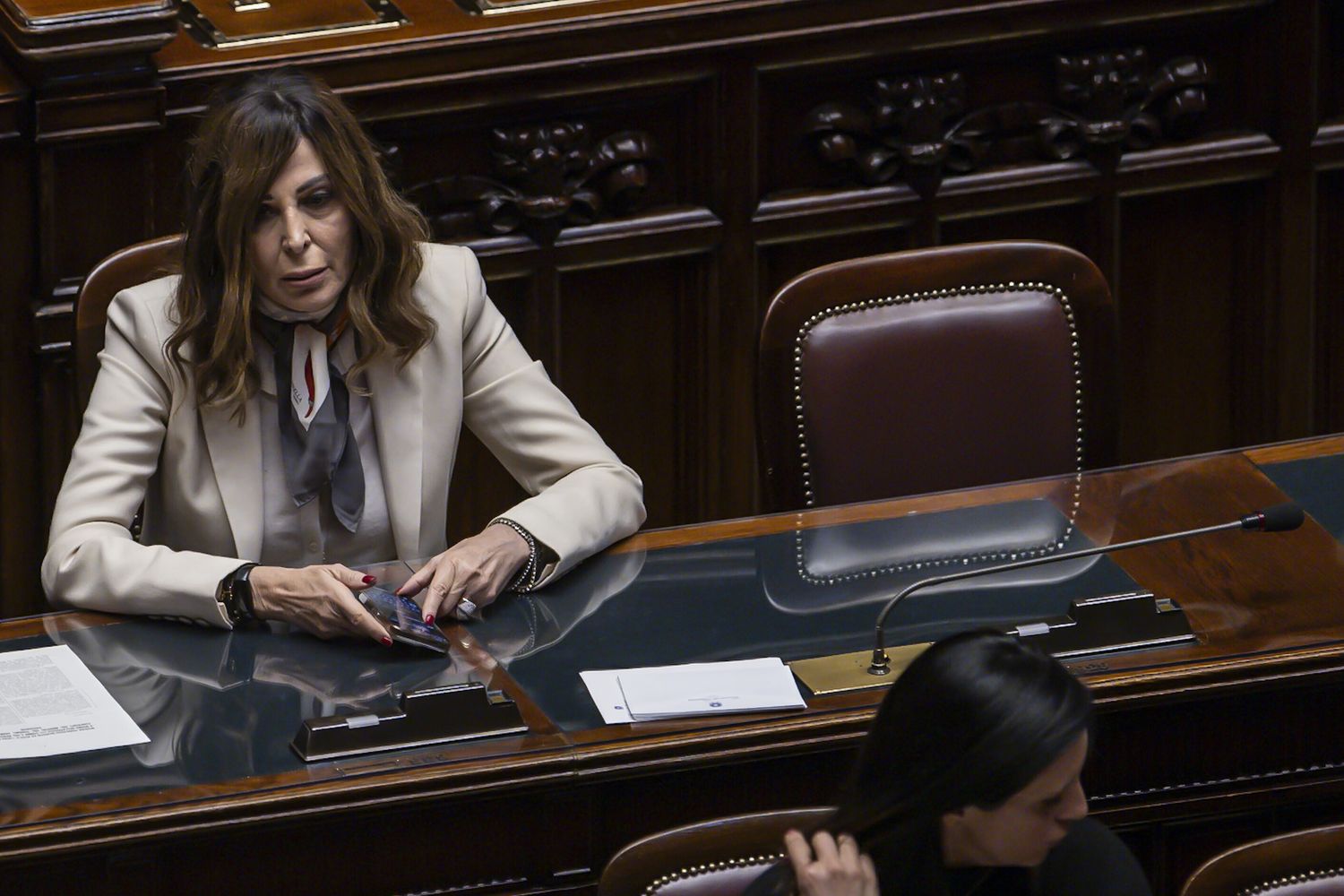 Caso Santanchè: 'fari' delle opposizioni sulla premier, "ma lei è ricattata?"