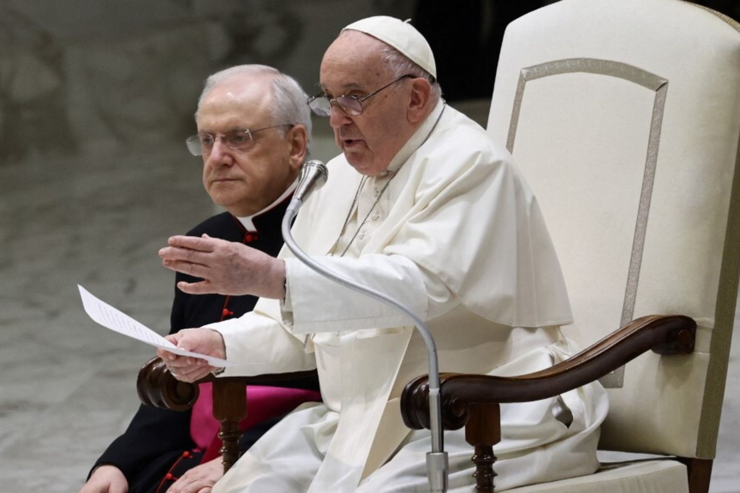 Il Papa afflitto dalla bronchite, "non posso ancora leggere"