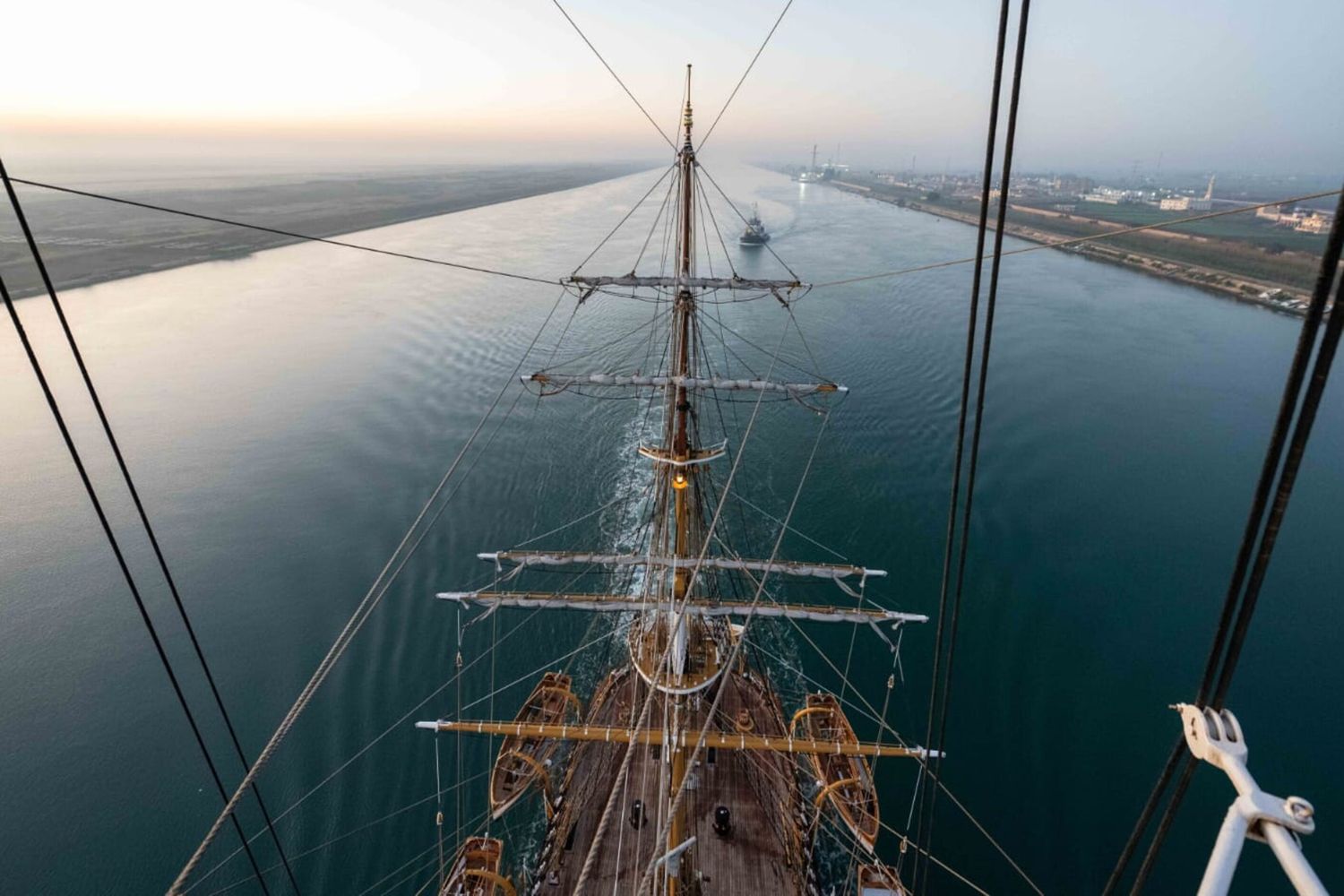 L’Amerigo Vespucci ad Alessandria d’Egitto dopo aver attraversato il Canale di Suez