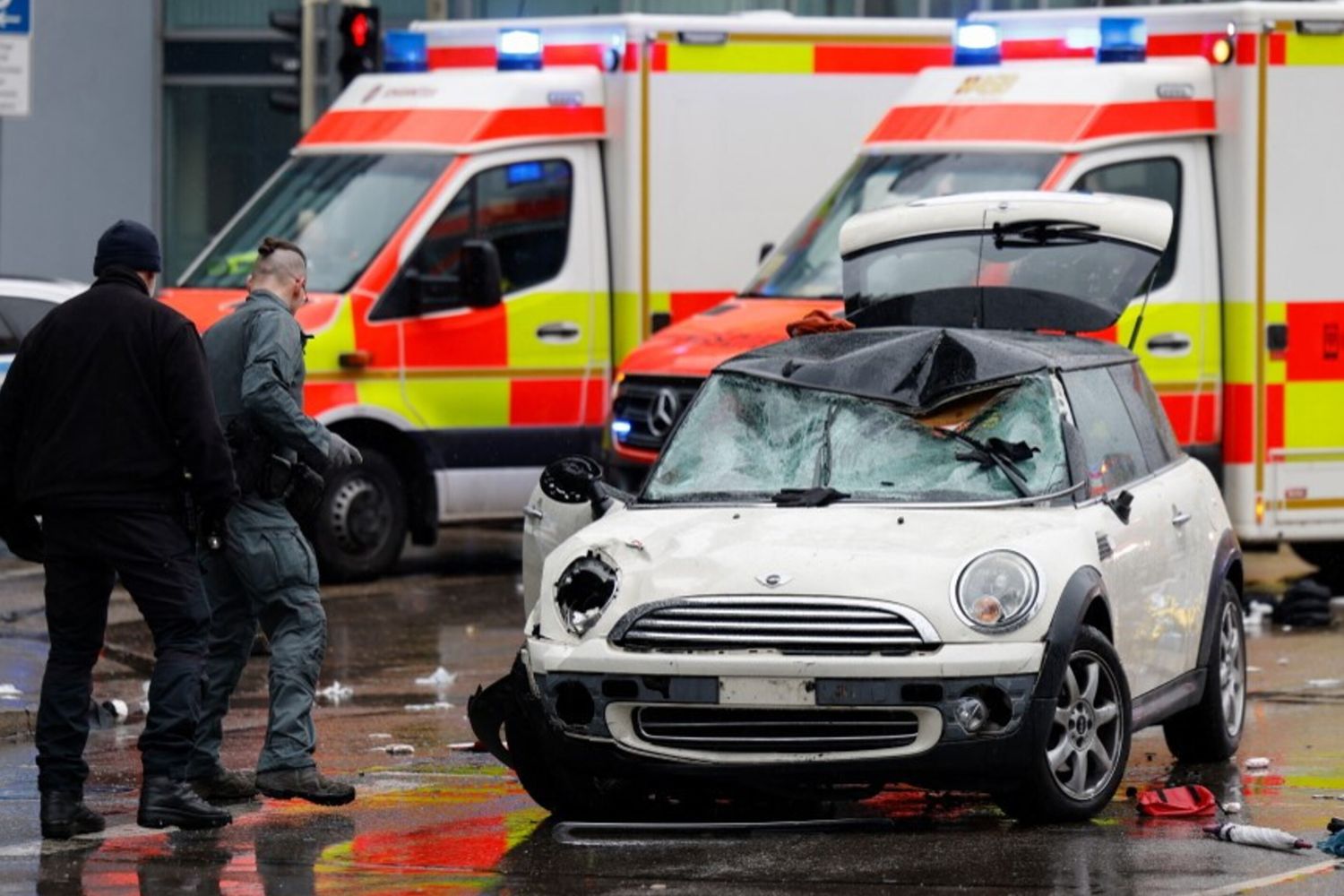 Auto sulla folla al comizio dei Verdi a Monaco di Baviera, almeno 20 feriti