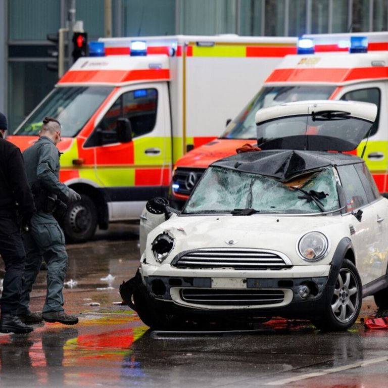 Auto sulla folla al comizio dei Verdi a Monaco di Baviera, almeno 20 feriti