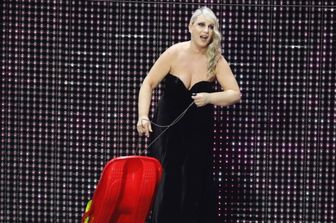sanremo tra outfit scenografia e prove da superare