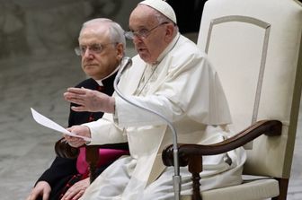 Il Papa afflitto dalla bronchite, "non posso ancora leggere"