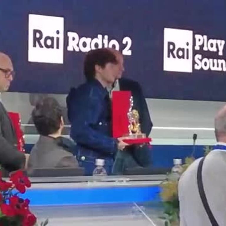 Settembre, vincitore di Sanremo per le nuove proposte, riceve il premio della critica Mia Martini