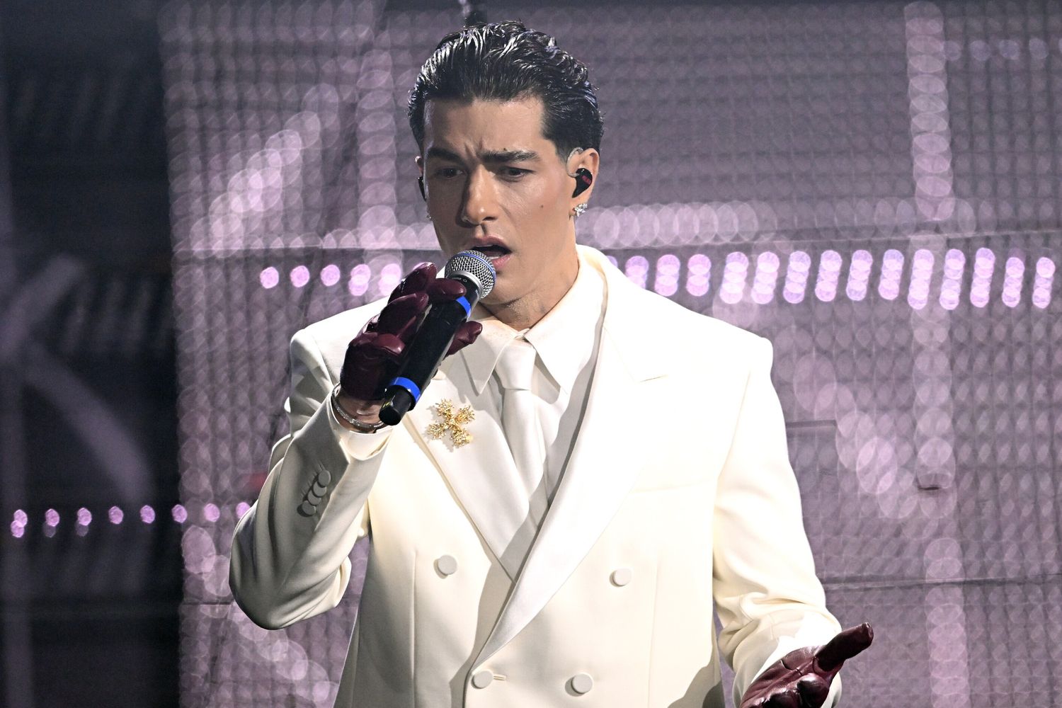 "Se stasera mi levano i gioielli, canti tu". Tony Effe 'avverte' Carlo Conti