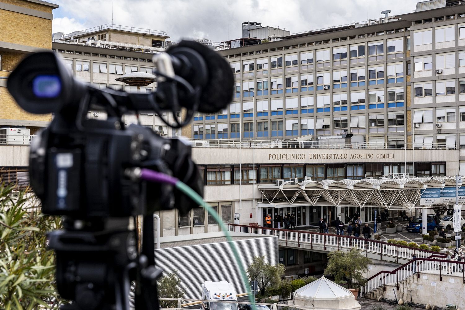 Troupe televisive all'ospedale Gemelli