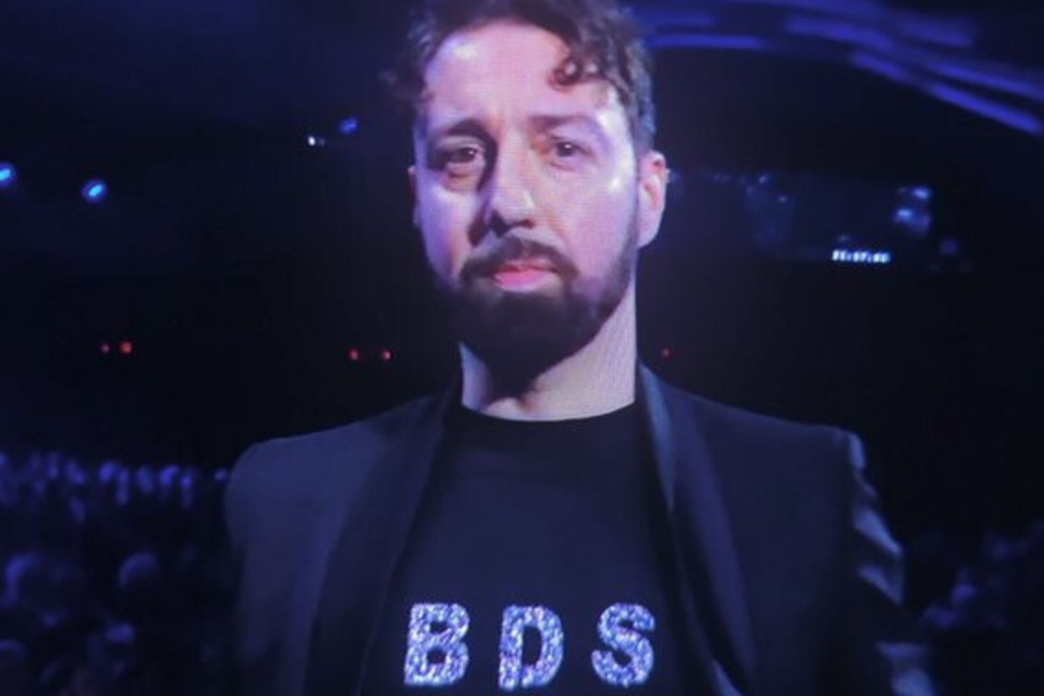 Il giallo della scritta 'Bds' sulla giacca del maestro Fabio Barnaba