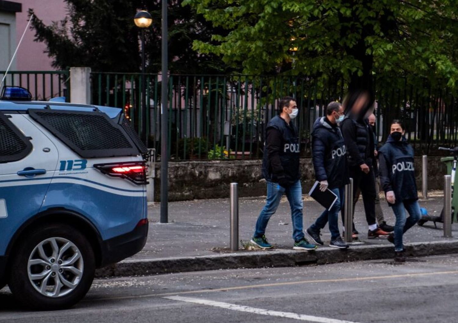 Spari in panetteria a Milano, un morto e un ferito grave
