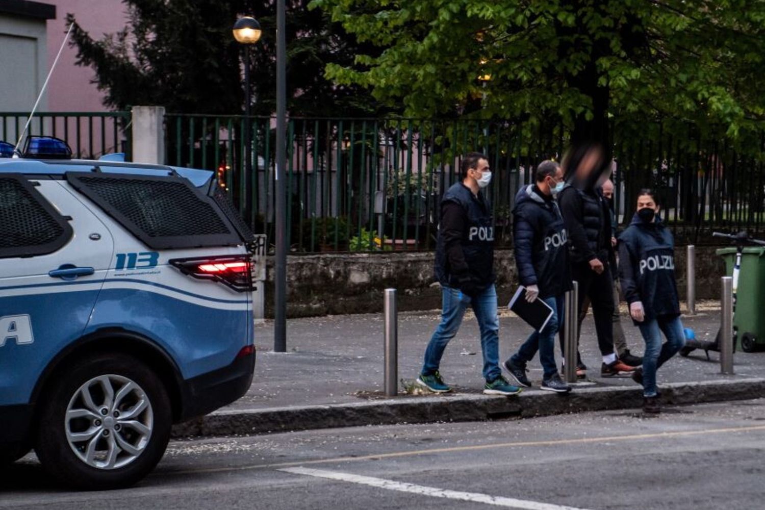 Spari in panetteria a Milano, un morto e un ferito grave